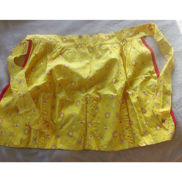 VINTAGE 1950/1960 Half Apron Handmade Hearts Flowers Ric Rac Pockets Yellow/Red - Picture 6 of 9